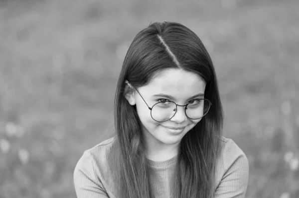 Souriez avec un reflet de lueur. Joyeux sourire d'enfant sur l'herbe verte. Petite fille avec sourire mignon été en plein air. Clinique dentaire. La santé des dents. Hygiène dentaire. La dentisterie. Souriez comme jamais auparavant — Photo