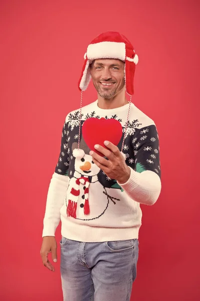 Osztozni a szerelemben. Csatlakozz az ünnephez. Karácsonyi koncepció. Boldog srác pulóverben ünnepli a telet. Téli vásár. Karácsonyi hangulatba merülni. Jóképű férfi téli pulóvert visel. Ünnepeljük az új évet. Vicces stílus. — Stock Fotó