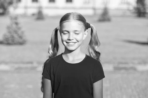 Geluk uit de kindertijd. Gelukkig kind met gesloten ogen zonnig buiten. Klein meisje voelt geluk. Genieten van geluk. Stralend van geluk. Lach vaker. — Stockfoto