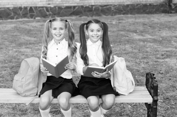 Olvass a sikerhez. Boldog olvasók a szabadban. A kisgyerekek könyveket olvasnak a padon. Otthon olvasok. Vissza a suliba. Irodalom és költészet. Fantázia és fikció. Gyerekek, akik olvasnak. Olvass el egy könyvet. — Stock Fotó