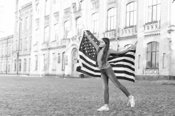 Να είσαι περήφανος Αμερικάνος. Το μικρό παιδί κρατάει αμερικάνικη σημαία. Γιορτάζουμε την Ημέρα Ανεξαρτησίας. 4 Ιουλίου. Αμερικανική υπηκοότητα. Ελευθερία και επιδίωξη της ευτυχίας. Αμερικανική ζωή — Φωτογραφία Αρχείου