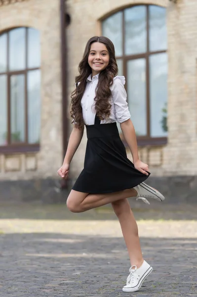 Energetic lindo niño prisa a la clase con uniforme formal el 1 de septiembre, de vuelta a la escuela — Foto de Stock