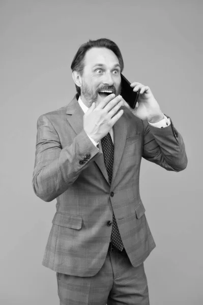 Affärssamtal man mobiltelefon, otroligt informationskoncept — Stockfoto