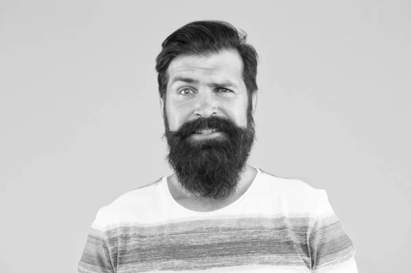 Emotionele intelligentie. Man bebaarde stijlvolle baard gele achtergrond. Kapper diensten. Kapsalon. Mooie snor. Een mannelijk portret. Kapper fooien. Baard en snor. Hipster stijl. Baardmode — Stockfoto