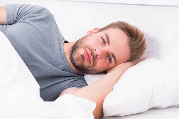 Dicas para dormir melhor. Manter um ritmo circadiano consistente é essencial para a saúde geral. Homem bonito a dormir. Durma o suficiente todas as noites. Homem barbudo dormindo rosto relaxante — Fotografia de Stock