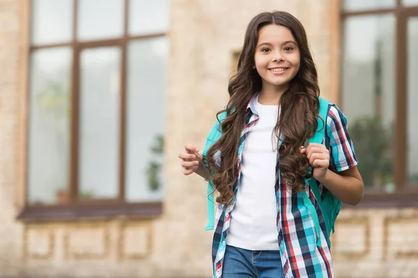 Feliz linda chica con el pelo ondulado largo en el estilo de moda casual llevar bolsa de viaje urbana al aire libre, turismo, espacio de copia —  Fotos de Stock