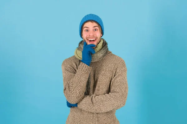날씨가 추울 때. 겨울 스타일의 파란 배경에 행복 한 남자. 격식없는 스타일의 섬세 한 남자. 겨울 패션과 액세서리. 몸을 따뜻하게 유지하 십시오. 스타일을 유지하는건쉽다 — 스톡 사진