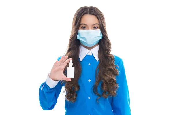 Unge i respirator mask med näsdroppe eller spray för behandling av rinnande näsa som coronavirus covid-19 epidemiska symtom, hälsa — Stockfoto
