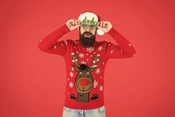 Niesamowite święta. moda na dzianiny. zimowe święto. ho ho ho. Kapelusz Mikołaja z brodą. Boże Narodzenie jest tutaj. Człowiek w świątecznych okularach. Szczęśliwego Nowego Roku 2020. Zabawny sweter z dzianiny hipster — Zdjęcie stockowe