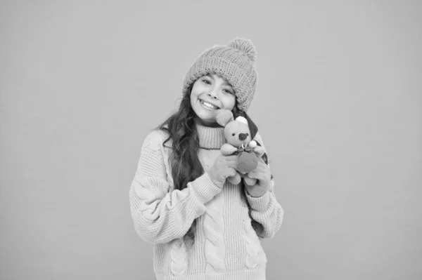 Mutlu bir çocukluk. Yumuşak oyuncaklar en iyisidir. Kış giysili çocuk şirin küçük oyuncağı oynuyor. Hediyeler al. Anaokulu ve okul. Oyuncakçı konsepti. Kız çocuğu fare ya da fare oyuncağı tutar. Fare sembolü yılı. Yumuşak oyuncak — Stok fotoğraf