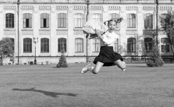 La educación es vida. vida de los estudiantes casuales. feliz día del conocimiento. educación escolar moderna. felicidad infantil. adolescente chica salto con mochila. niña pequeña celebrar el éxito. fin del día de aprendizaje — Foto de Stock