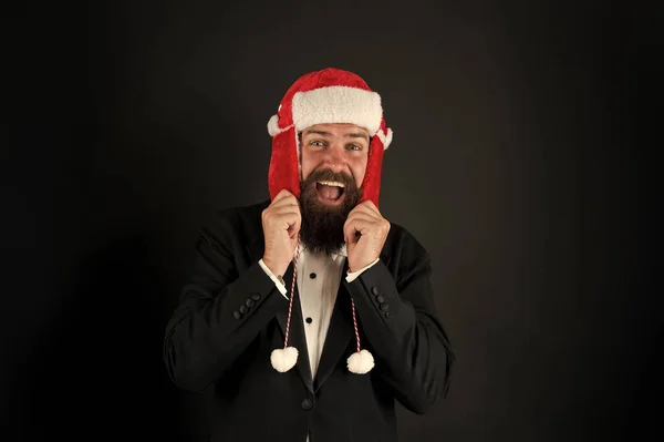 A tél hív. Boldog üzletember sötét háttér. Szakállas férfi téli bulizós külsővel. Téli divat és kiegészítő. Ünnepi téli szezon. Újévi ünnepség. Boldog karácsonyt! — Stock Fotó