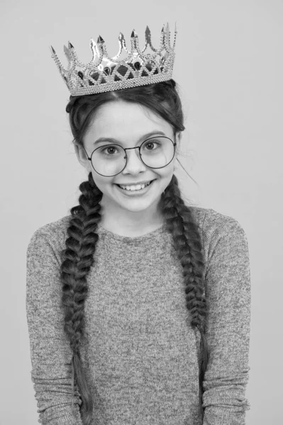 这是我的荣幸聪明的小女孩戴着眼镜。聪明的孩子戴眼镜的可爱女孩。优秀的学生。成功与幸福。公主的概念。女孩公主。快乐微笑的公主 — 图库照片
