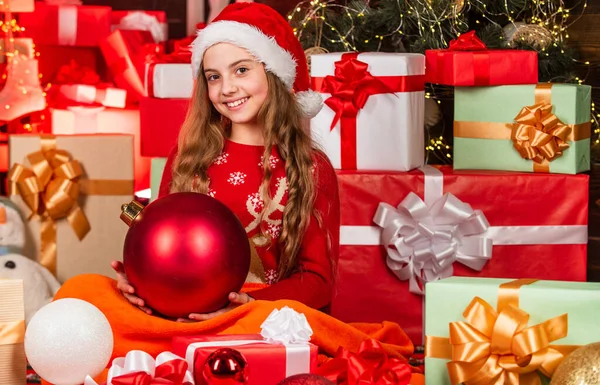 Feliz navidad. Concepto de infancia feliz. Kid santa hat cajas de regalo de Navidad. Papá Noel me trajo regalos. Tienda de regalos. Mágico y acogedor. Felicidad y alegría. Niño feliz chica encontrar regalos cerca de árbol de Navidad —  Fotos de Stock