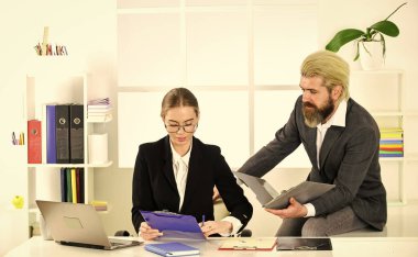 Bunu duyduğuma sevindim. Patron ve amir çalışıyor. cinsel taciz. Erkek patron ve sekreteri. Ofis çifti iş konuşuyor. Modern ofis hayatı. İş yerinde muhasebeci ya da sekreter