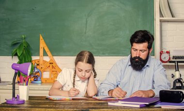 Yorgun çocuk motivasyonsuz çalışmayı öğreniyor. Özel ders. Babamla evde eğitim. Öğretmen ve liseli kız. Sakallı pedagog. Katı bir pedagog. Pedagog yetenekleri. Hometask evrakları hazırlıyorum.