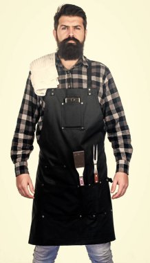 Barbekünün tadını çıkarmaya. Izgara aşçısı barbekü için hazır. Barbekü için kıyafet giyen sakallı adam. Barbeküde yemek pişirmek