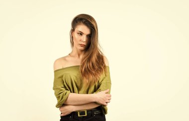 Çıplak omuzlu seksi kız. Şehvetli kadının güzel bir yüzü var. Kadın cilt bakımı. Moda makyaj ve kozmetik ürünleri. Güzellik bak. Sıradan moda tarzı. Moda makyajlı esmer kadın.