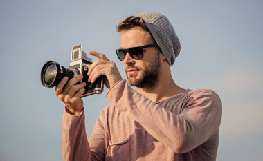 Çünkü her resim bir hikaye anlatır. Macera yakalamak. Gazeteci. Kamerayla seyahat et. Erkek modası. Moda görünüyor. Kameralı maço adam. Seksi turist muhabiri. gözlüklü fotoğrafçı