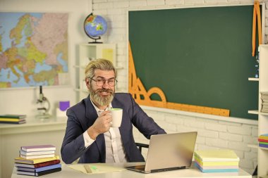 Aklımda kahve var. Sakallı adam öğretmenler odasında kahve içer. Kıdemli profesör kahve fincanını tutar. Kahve molasının tadını çıkarıyorum. Okul molası. Bilgisayar sınıfı. Eğitim teknolojisi