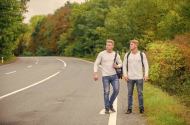 Konuşmaya başla. Yolculuk. Seyahat tutkusu. Arkadaşlarla yürüyüş yapmak iyidir. Kendilerini bulmaya gittiler. Seyahat ve otostop. Yol boyunca yürüyen ikizler. Boş yolda otostop çekerek. Otostop yaparak seyahat ediyor.