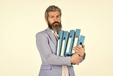 Yeniden sayım ve mali kontrol. Fazla mesai. Proje müdürü. Proje yöneticisi. Proje belgeleri. Teslim tarihi konsepti. Adam dosya taşıyor. Belgelerle çalış. Arşivleri ara. Belgeler.