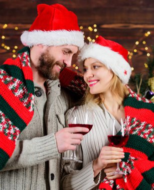 Birbirine aşık çiftler kırmızı şaraptan hoşlanır. İdealist bir randevu. Erkek kadın Noel Baba şapkalı Noel Baba mutlu bir şekilde yeni yılı kutluyor. Romantik fikirler kutluyor. Mutlu noeller. Birlikte kutluyoruz. Kış tatilini kutluyoruz.
