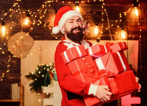 Que tu hogar se llene de todas las alegrías de la temporada. Hombre barbudo santa celebrar la Navidad con regalos. Celebración de año nuevo. Santa Claus tiene muchos regalos. Celebra con alegría. Celebra las vacaciones de invierno — Foto de Stock