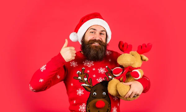 Loja de brinquedos. Feliz Ano Novo. Pai Natal. Símbolo do Natal. Véspera de Natal. Presentes para crianças. Querido Pai Natal. Brinquedo de rena de homem barbudo. Cervos de pelúcia. O Hipster tem um presente de Natal. Homem feliz humor brincalhão — Fotografia de Stock