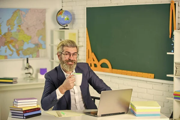 Coffee on my mind. Bearded man drink coffee in teachers room. Senior professor hold coffee cup. Enjoying coffee break. School breaktime. Computer classroom. Educational technology — Stock Photo, Image