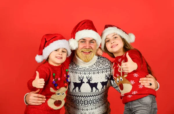 New Year together. knitted fashion for everyone. warm and cosy winter. new year is here. happy family celebrate xmas. small girls love their father. dad embrace daughters. bearded santa man with kids — Φωτογραφία Αρχείου