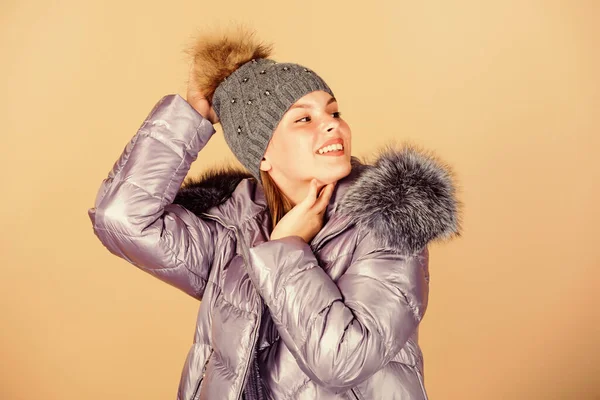 Casual vinter jacka något mer elegant och har mer komfort funktioner såsom större huva päls trim på huva. Mode flicka vinterkläder. Mode rock och hatt. Modetrend. Faux päls. Uppvärmning — Stockfoto