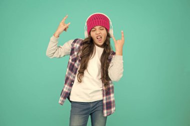 Dürtüyü hisset. Küçük çocuk için ses defteri. İnternette kişisel eğitim. Küçük çocuk uzun saçların tadını çıkarıyor. Mutlu çocukluk. Mutlu hippi kız turkuvaz arka planı. Gençler kulaklıkla müzik dinler.