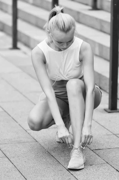 Tieni il piede chiuso a chiave. Donna sportiva che lega i lacci delle scarpe. Donna atletica in allenamento di abbigliamento sportivo sullo stadio. Donna sexy fare attività di fitness. Corridore donna. Calzature sportive. Non sederti, mettiti in forma — Foto Stock