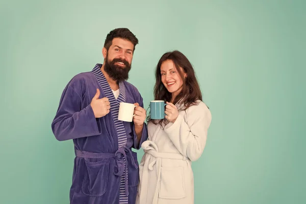 Beber café. Preparando café en casa. Bebida caliente. El café es nuestra tradición. Hombre y mujer felices juntos. Las tradiciones familiares. Vida diaria y rutina. Pareja en albornoces acogedores disfrutar de fin de semana perezoso — Foto de Stock