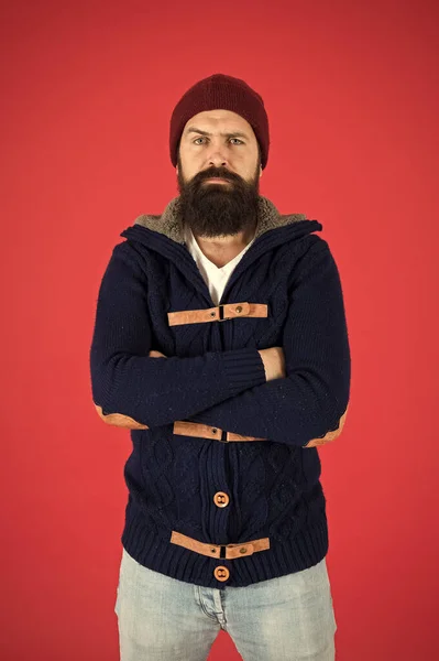 Tienes que vestirte con calidez. moda de invierno masculina. cuidar el cabello de la barba en tiempo frío. colección otoño e invierno. brutal hipster con sombrero. hombre barbudo serio en chaqueta de punto. Actividades de invierno —  Fotos de Stock