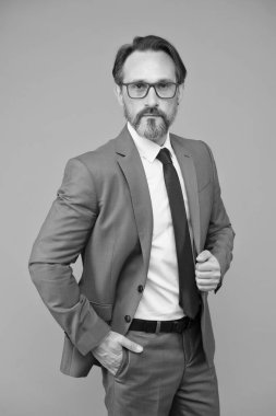 Bilgiyi paylaş. İlham verici bir konuşmacı. Bilgi işi konsepti. Başarı koçu. İş eğitimi. Ciddi bir iş adamı. Yetişkinler için eğitim. Kendi kendine eğitim. Öğretmen konuşmacı. Akıllıca bir kavram