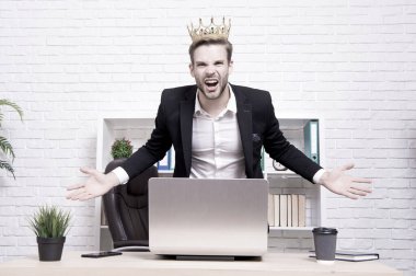 Ofis kralı. Tarz kralı. Zafere ve başarıya ulaşmak. Kraliyet ve lüks. Şöhret arayan adam. Güç ve zaferi temsil eden bir adam. İş kralı. İş adamı taç giyer. İş hayatında başarı