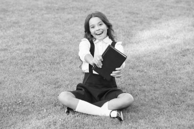 Eğitim için harika bir yer. Küçük kız kitap okuyor. Çocuklar için edebiyat. çocukluk anıları yaz. Not defterine not alıyorum. Okula dönüyorum. Çocuk parkta ders çalışıyor. Yeşil çimlerde kitap okuyarak rahatla.