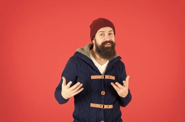 Erkek modası. Vahşi adam örgü şapka ördü. Örülmüş şapka aksesuarı. Sakallı adam örgü süveter. Isın ve rahatla. Hippi erkek ceketi. Mutlu adam sonbahar stili. Kışın sakal bakımı. Sıcak bir gülümseme