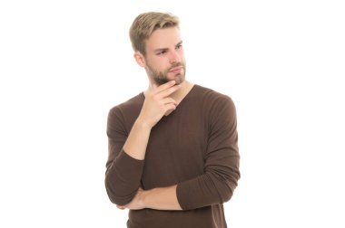 Mükemmel erkek. Kendine güvenen sakallı adam. Kuaförde sakal bakımı ve saç bakımı. İyi giyimli yakışıklı bir adam. Erkek kıyafetleri. Karizmatik adamın moda bir saç stili var. Adam günlük kıyafet giyiyor.