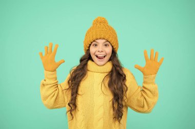 İyi eğlenceler. Örgü kıyafetler moda oldu. Soğuk sezon modası. Kendini sıcak tut. Çocuklar için kış aktivitesi. En sevdiği süveter giyen küçük kız. Şapka ve eldiven aksesuarı. Grip yok. Kış tatiline hazır olun.