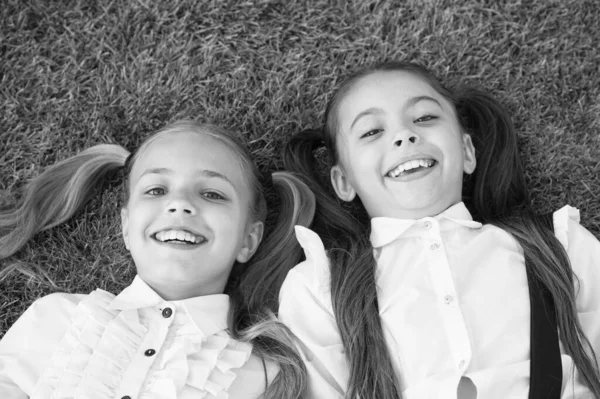 Experiência de infância feliz. Crianças felizes relaxar na grama verde. Desfrutando de anos de infância. Protecção da infância. Centro de acolhimento de crianças. Felicidade infantil. Dia internacional das crianças — Fotografia de Stock