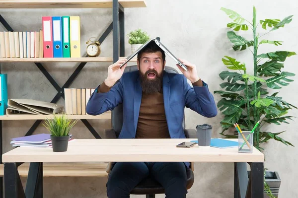 Hombre barbudo en formalwear mantenga ordenador portátil en la cabeza mantener los ojos y la boca abierta en el lugar de trabajo en la oficina moderna, shock —  Fotos de Stock