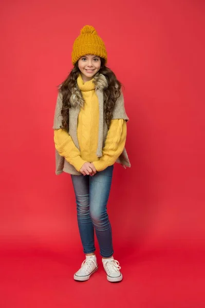 Stijlvol kind in gebreide zorg gezondheid in het koude seizoen, casual mode — Stockfoto