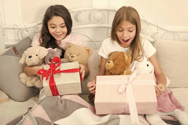 İçeride sürpriz var. Sabahları sürpriz çocuklar. Küçük kızlar yataktaki hediye kutularını açarlar. Hediye sürprizi. Doğum günü sürprizi geliyor. Büyük günü sürprizle kutlayın. İyi tatiller. — Stok fotoğraf