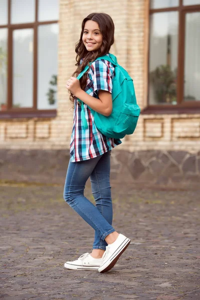 Wycieczka szkolna. Małe dziecko nosi torbę podróżną na zewnątrz. Edukacja podróżnicza i turystyczna. Święta szkolne. Podróżuje i podróżuje. Odkrycie i przygoda. Wakacje — Zdjęcie stockowe
