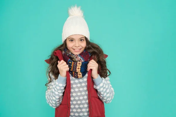 Criança com cara feliz sentir felicidade e pronto para a celebração natal e feriado de ano novo, moda infantil — Fotografia de Stock