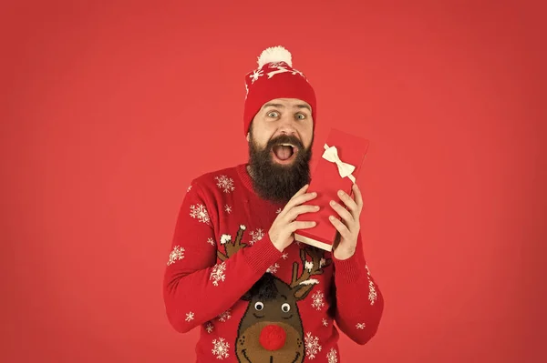 Encontre presentes online. Feliz Ano Novo. homem barbudo alegre depois de fazer compras. Homem de chapéu. Férias de inverno. a sua camisola favorita. Feliz Natal. Feliz Natal. Tenho um presente de Natal. descontos sazonais. presente de santa — Fotografia de Stock