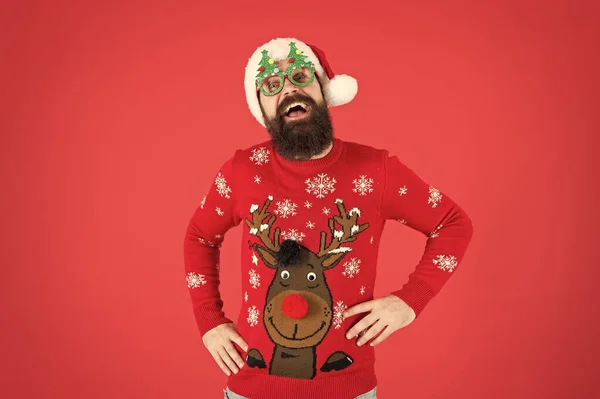 Ho-ho-hó. Szakállas ember Mikulás kalap piros fal. Itt a karácsony. Egy férfi karácsonyi ünnepi szemüvegben. Boldog új évet 2020-ban. Vicces hipster kötött pulcsi. Kötött ruha divat. téli ünnepség — Stock Fotó